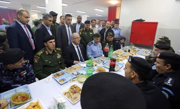 بالصور..الحمد الله يشارك في الإفطار الجماعي لقوى الأمن في جنين