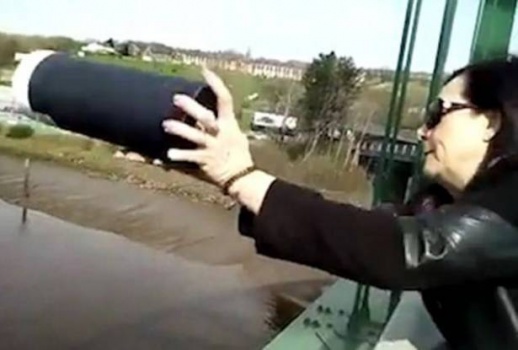 بالفيديو.. حاولت إلقاء رماد جثة والدتها فإنقلب عليها!