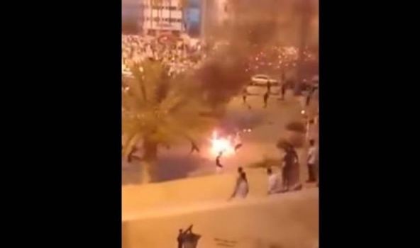 فيديو .. ليبي يحرق نفسه ويتحوّل إلى كرة لهب لهذا السبب!!