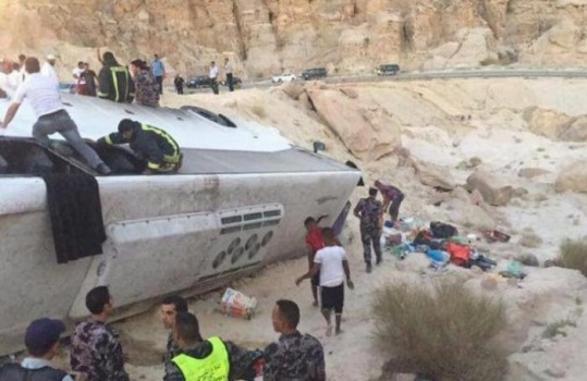 الأردن: مصرع 6 مواطنين وإصابة أخرين بحادث انقلاب حافلة معتمرين