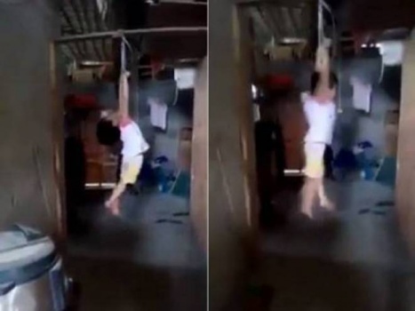 فيديو وحشي..امرأة علقت هذه الطفلة بالسقف لمعاقبتها.. والسبب!