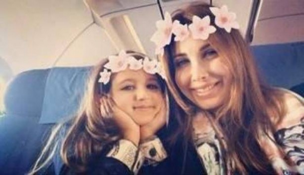 نانسي عجرم مع إبنتها في الطائرة