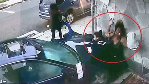 فيديو| لحظات تحبس الانفاس .. الأم التي 'افتدَت' طفلاً من موتٍ محقّق!