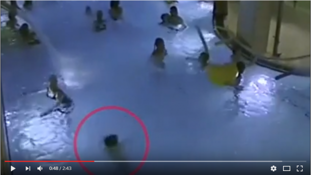 بالفيديو.... لقطات مروعة لطفل يغرق في حمام سباحة ولا يلاحظ أحد