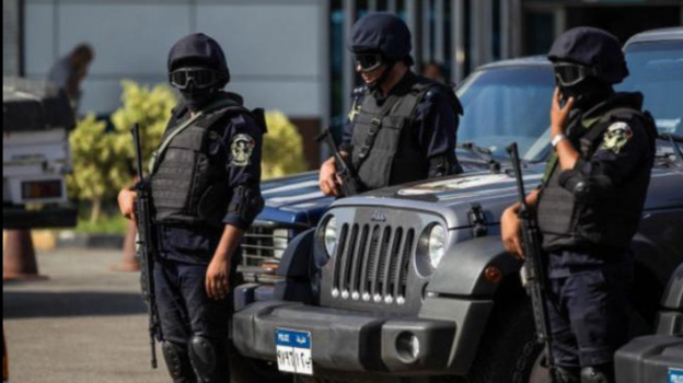 مقتل 5 شرطيين مصريين في هجوم على حاجز أمني بالجيزة