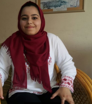 الأولى على القطاع.. فنانة تشكيلية