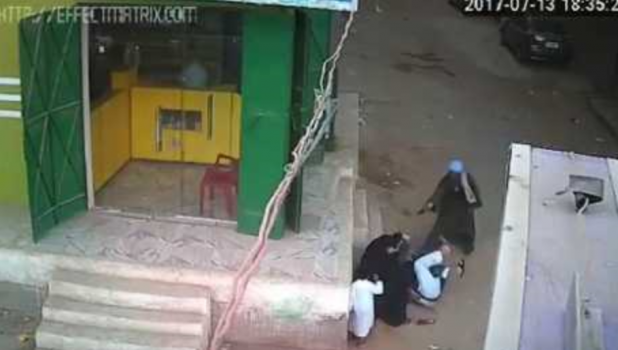 فيديو مروع.. مصري يطلق النار على ابنه أمام والدته