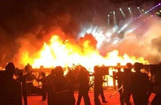 بالصور..حريق كبير يأتي على 900 مركبة جنوب جنين واخلاء منازل المواطنين