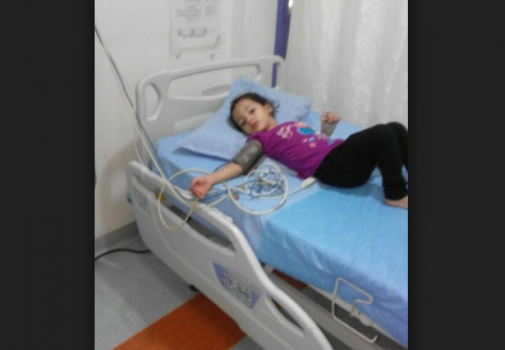 صورة| طفلة تبكي دما بدلا من الدموع!