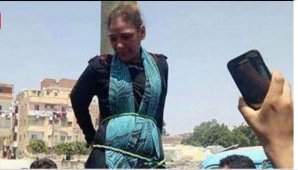 بالفيديو.. ضربوها وعلقوها على عامود إنارة في مصر