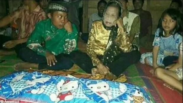بالفيديو.. الزوج لم يُكمل الابتدائية والزوجة تكبُره بـ55 عاماً.. قصة ارتباط عجيبة لمسلمَيْن في إندونيسيا !