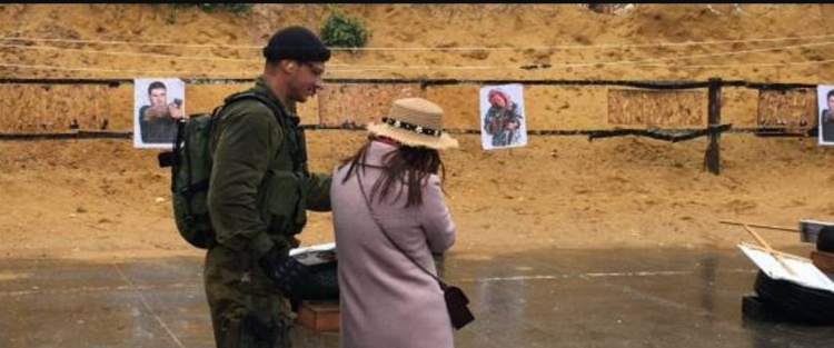 سائحون يطلقون النار على مجسمات تبدو كأنها أشخاص فلسطينيون.. ميدان لتعلُّم الرماية بإشراف إسرائيل وخصومات للأطفال