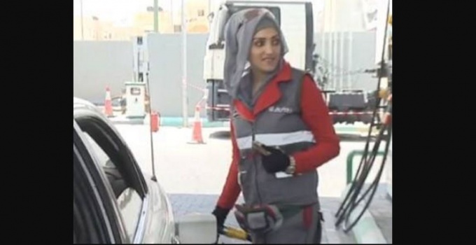بالفيديو.. عمان : "لأول مرة" فتيات يعملن في محطة محروقات