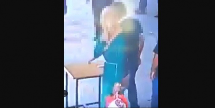 بالفيديو...بائع خلويات يصفع فتاة في عمان .. اليكم تفاصيل ما حدث !