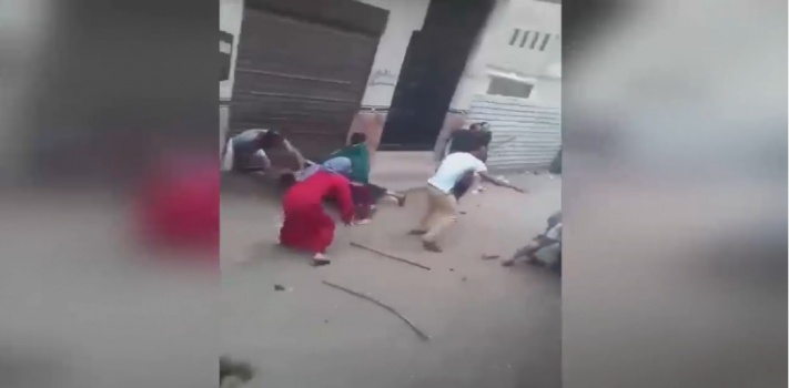 فيديو لحرب شوارع بين نساء ورجال في مصر !