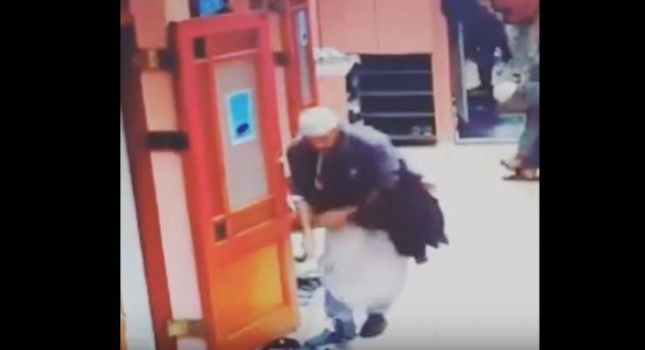 فيديو| انتهى من الصلاة ليسرق الأحذية من أمام المسجد !