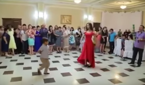 فيديو| فتاة حسناء تخطف الأضواء برقصة مع شقيقها الأصغر!