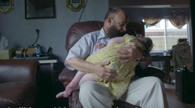 فيديو مؤثر : كل من يذهب إلى هذا الرجل يموت في منزله
