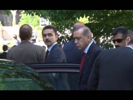 فيديو| اعترض موكب أردوغان في المانيا وصرخ 'رئيس.. رئيس' وهذا ما حصل!