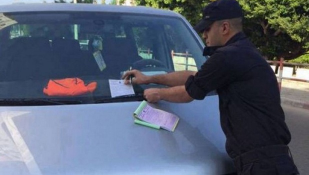 الشرطة: التصوير أثناء القيادة مخالِف للقانون