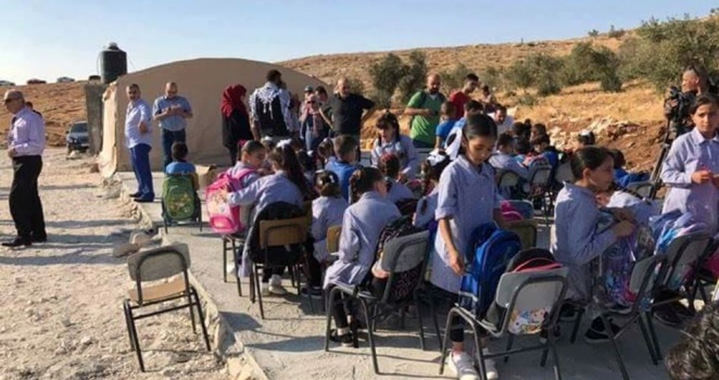 مدرسة جب الذيب.. فصول في العراء ودراسة تحت أشعة شمس حارقة