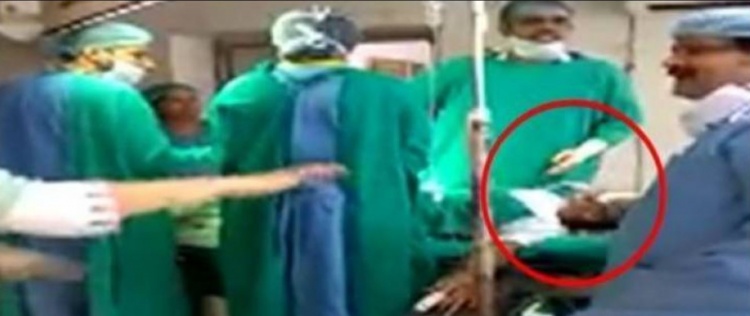 فيديو| شجار بين طبيبين أثناء إجراء عملية جراحية لامرأة حامل