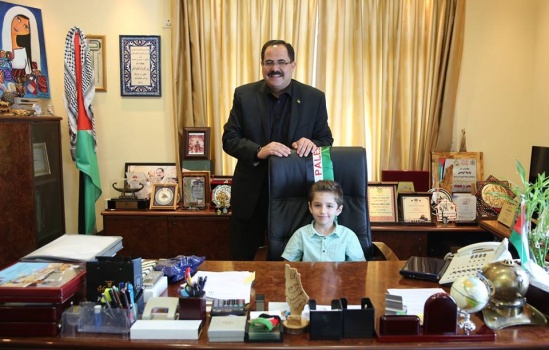 بالصور..وزير التربية يستضيف الطفل المبدع أحمد سمودي على مقعد الوزير