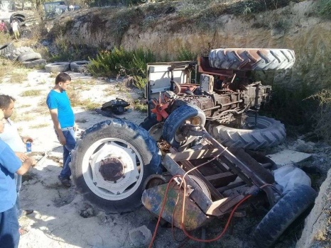 إصابة شاب بحادث انقلاب جرار زراعي جنوب جنين