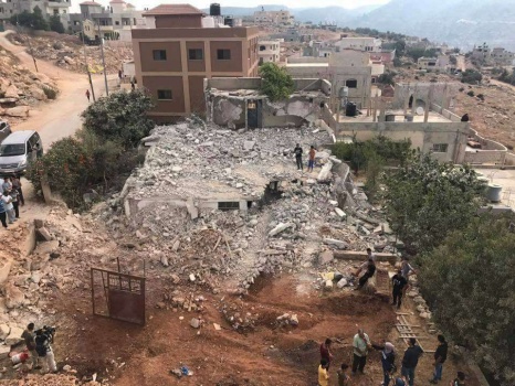 رام الله : الاحتلال يهدم ويغلق 4 منازل في سلواد ودير أبو مشعل تعود لعائلات شهداء