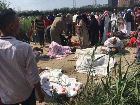 بالصور.. مصرع 36 مواطناً واصابة أخرين بحادث تصادم قطارين في الاسكندرية