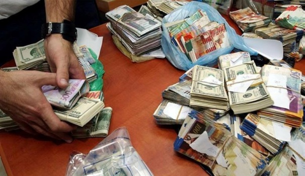 الاحتلال يصادر عشرات آلاف الشواقل ومركبة من مواطن في الخليل