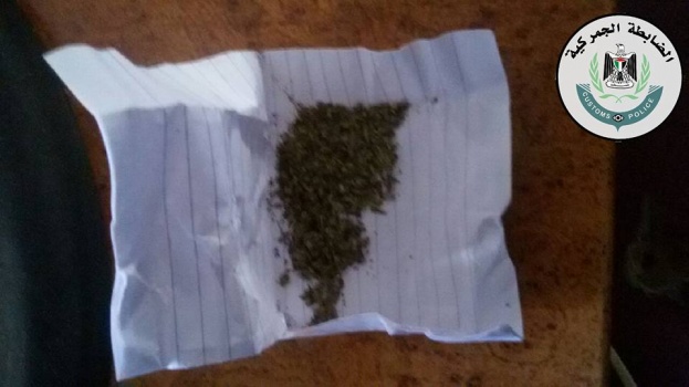 بالصور : ضبط مواطن بحوزته مخدرات في سوق برام الله