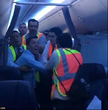 بالفيديو... مخمور يجبر طائرة على الهبوط الاضطراري بالمكسيك!