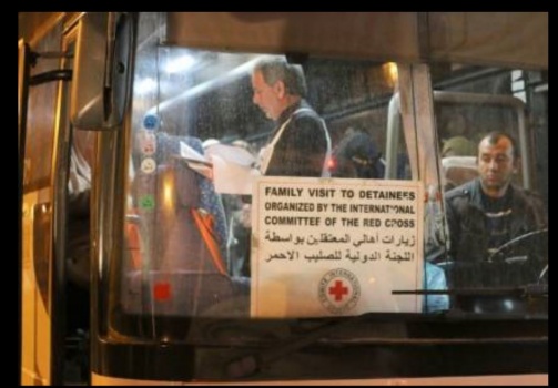 دفعة من أهالي أسرى غزة يزورون أبناءهم