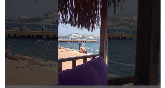 فيديو: فتاه تصلي بالبكيني على شاطئ البحر..غباء أم استهتار أم تمثيل واساءة للإسلام