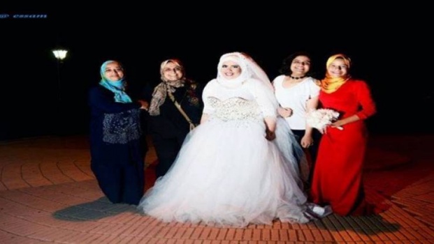 فيديو| حدث في مصر ولأول مرة.. عروس بفستان زفاف بدون عريس!