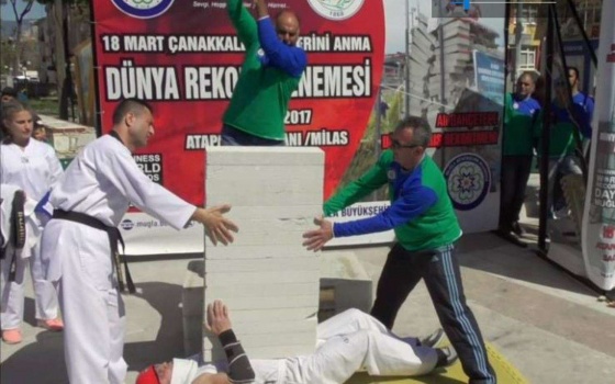 تُركي يدخُل 'غينيس' بعد تحطيم 16 حجر بناء على صدره!