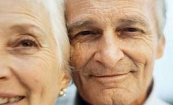 عمرها 98 سنة وعمره 94 سنة.. تعارفا في النادي الرياضي وتزوجا!