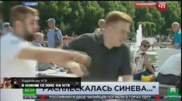 بالفيديو.. مراسل يتلقى لكمة قوية مباشرة على الهواء!