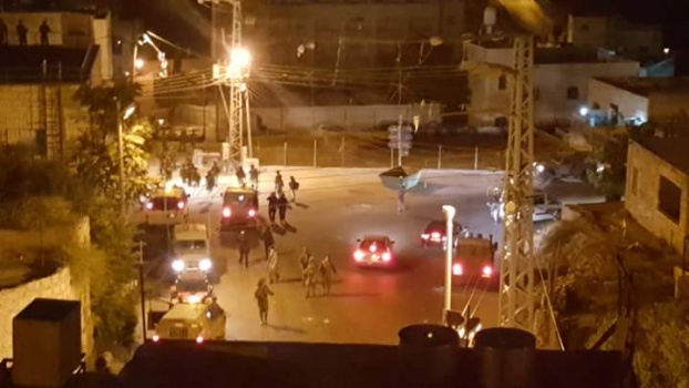 مستوطنون يهاجمون منازل المواطنين في الخليل
