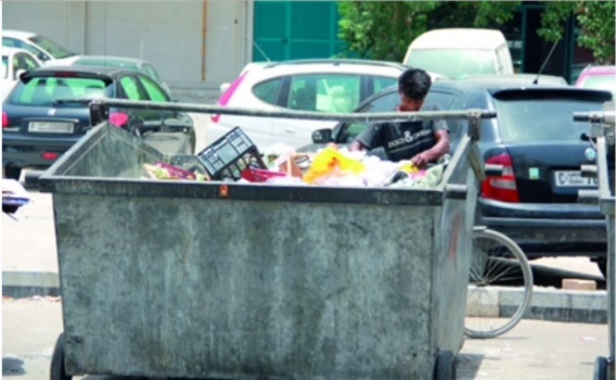 مواطن في عمان يلقي بزوجته داخل حاوية للقمامة
