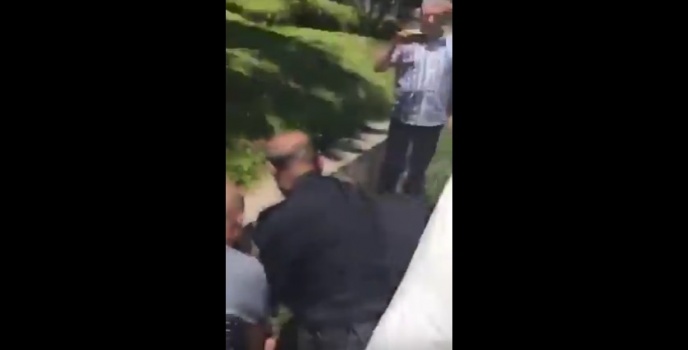فيديو : اصابة اسرائيلي بعملية طعن واعتقال المنفذ وهو من الخليل