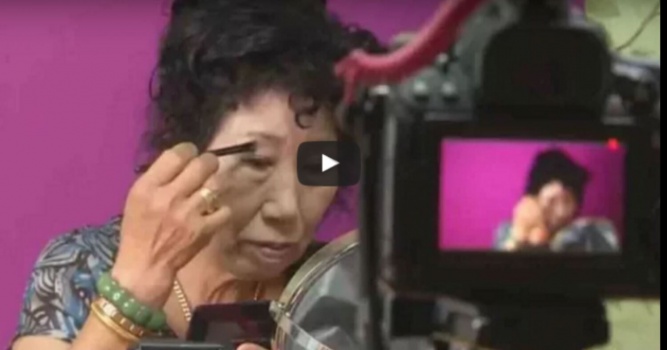 عجوز سبعينية تُقدم نصائح عن المكياج تصل للشهرة !!