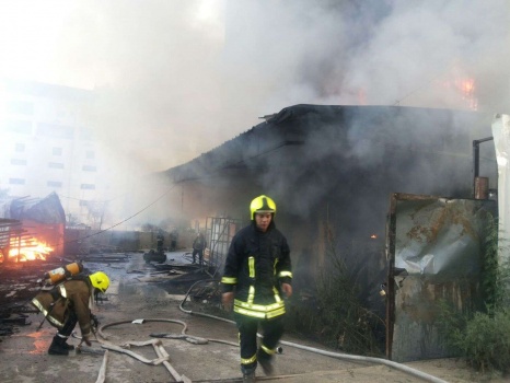 ثمانية فرق من الدفاع المدني وثماني ساعات من مكافحة النيران في مجمع البزرة غرب نابلس