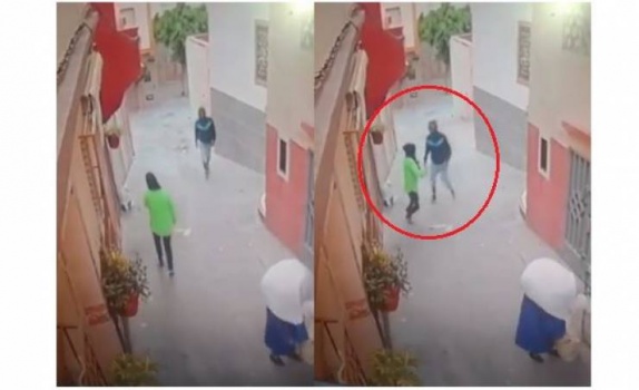 فيديو| ردة فعل فتاة مغربيّة حاول شاب سرقتها والتحرش بها في وضح النّهار!