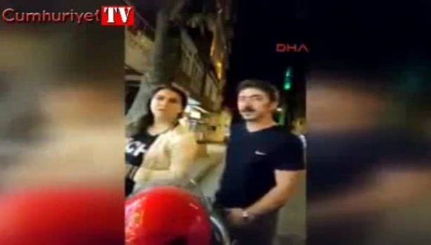 شاهد لحظة تعرض زوجين لحادث سير مروّع وهما ينتظران بجانب الطريق!