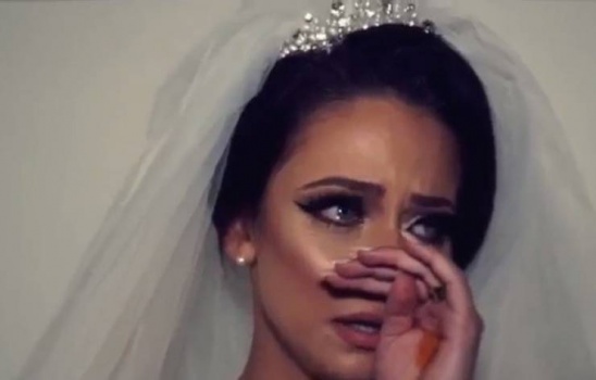 رد فعل مؤثر لعروس لحظة وداع عائلتها!