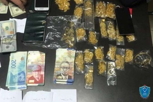 الشرطة تعيد مبلغ مالي وكمية كبيرة من الذهب فقدها مواطن في رام الله