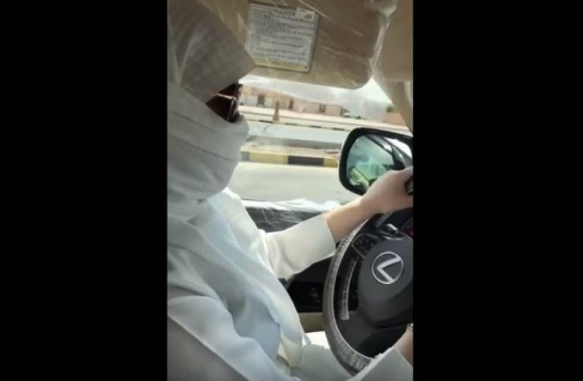 فيديو| امرأة بزي رجل تقود سيارة تثير جدلأً في السعودية!