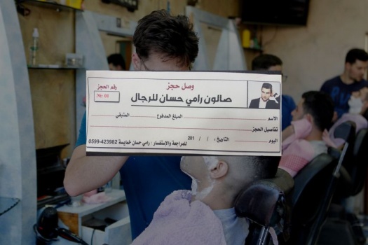 منعاً للازدحام عشية عيد الأضحى.. حلاق في الخليل يستخدم وصوّلًا ورقية لتنظيم زبائنه